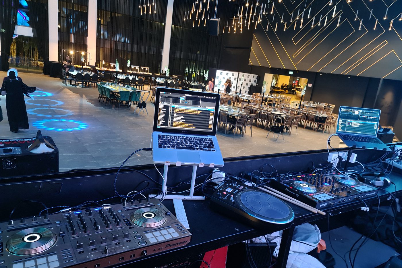 האולם בארמוניה, מזווית עמדת התקליטן של רן מנו